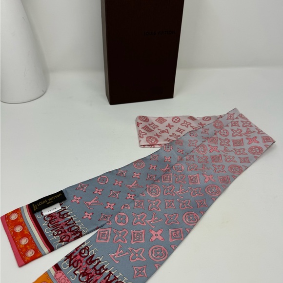 💯Authentic Louis Vuitton Silk Bandeau - Picture 3 of 3